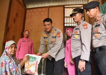 Polres Bireuen melaksanakan Bakti Sosial, Kamis (27/10) dipimpin langsung Kapolres Bireuen AKBP Mike Hardy Wirapraja, S.I.K., M.H., didampingi Ketua Bhayangkari Cabang Bireuen