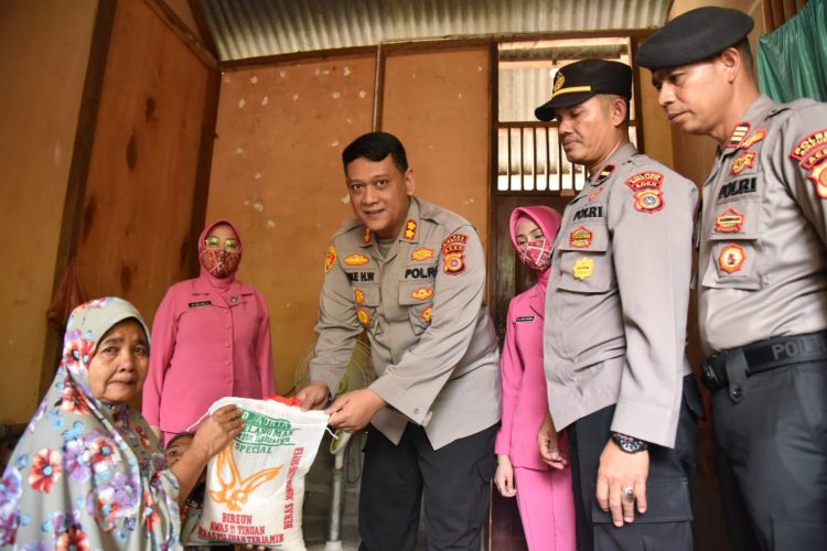 Polres Bireuen melaksanakan Bakti Sosial, Kamis (27/10) dipimpin langsung Kapolres Bireuen AKBP Mike Hardy Wirapraja, S.I.K., M.H., didampingi Ketua Bhayangkari Cabang Bireuen