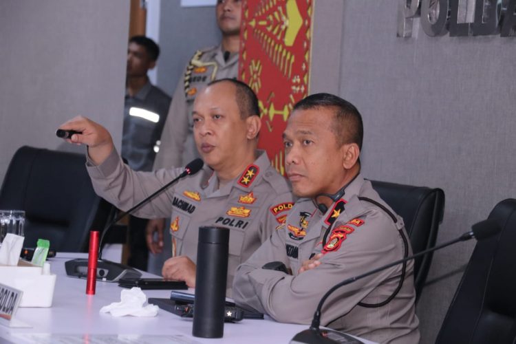 Kapolda Sumsel, Irjen Pol A. Rachmad Wibowo SIK didampingi Wakapolda Sumsel Brigjen pol Rudi Setiawan SIK MH melakukan peninjauan Command Center lantai IV Gedung Presisi Mapolda Sumsel