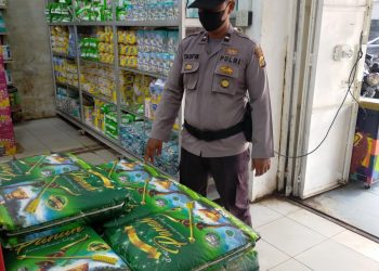 Personel Polsek Muara Batu melakukan monitoring stok sembako di pasar tradisional di Kecamatan Muara Batu