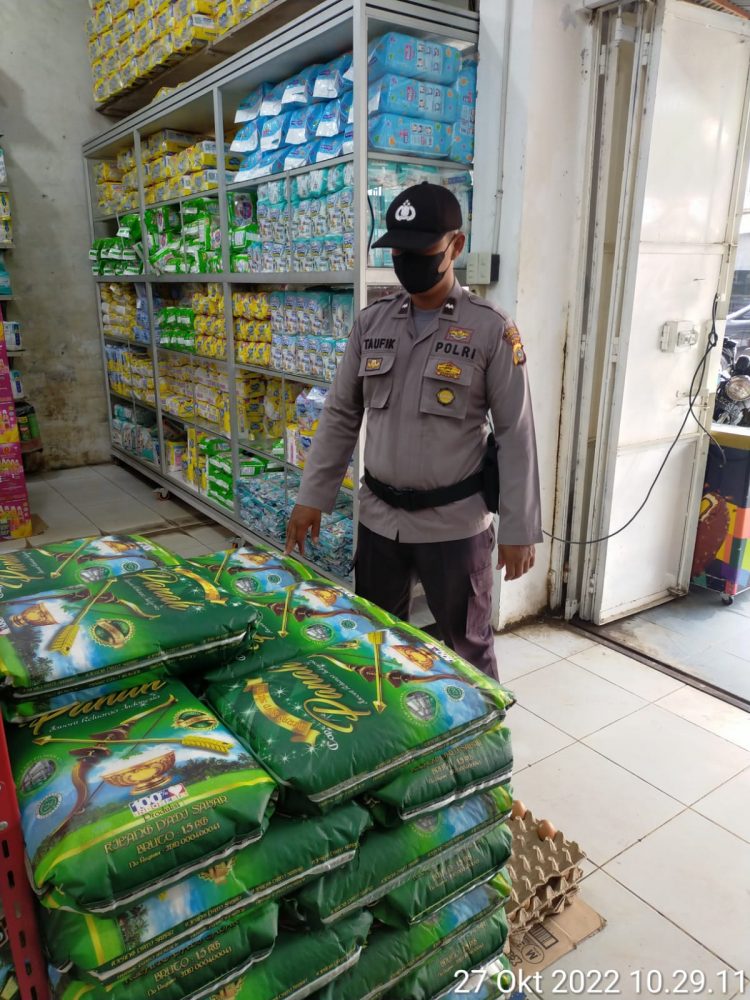Personel Polsek Muara Batu melakukan monitoring stok sembako di pasar tradisional di Kecamatan Muara Batu