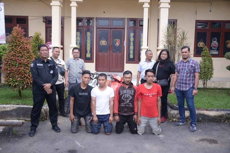 Sat Reskrim Polres Langsa, Kamis (27/10/2022) sekira pukul 03:00 mengamankan empat pelaku preman yang diduga melakukan pemerasan disertai pengancaman terhadap sopir truk