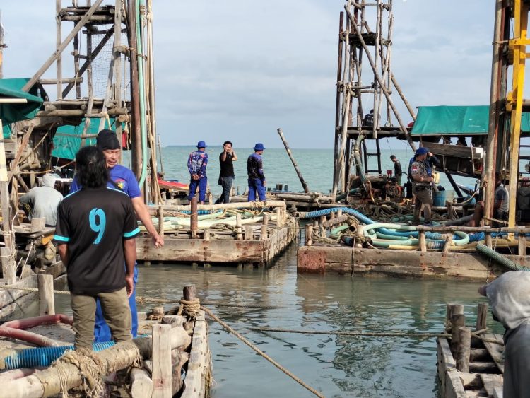 1 Unit Ponton Binaan dari CV Babel Radar Rezeki diamankan oleh Tim Polairud Polresta Pangkalpinang dan PAM Aset PT Timah saat lagi beraktifitas di laut Baskara Bakti