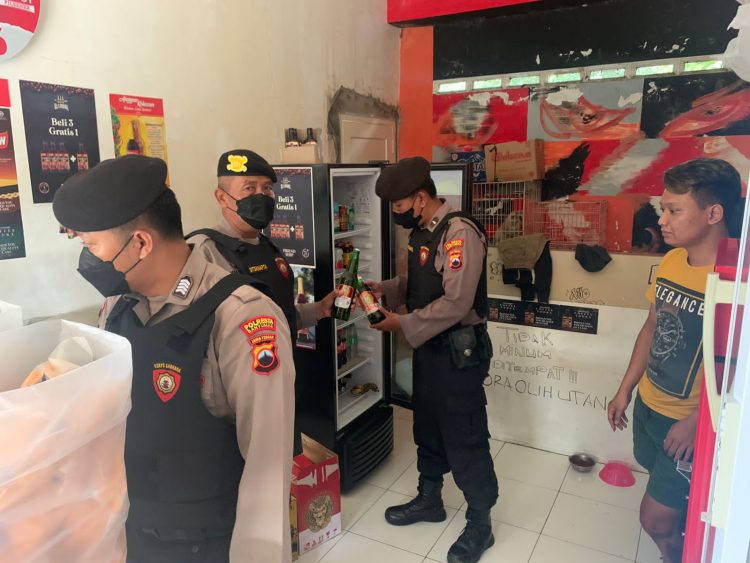 Puluhan botol minuman keras (miras) berbagai merk diamankan Personil Samapta Polresta Banyumas