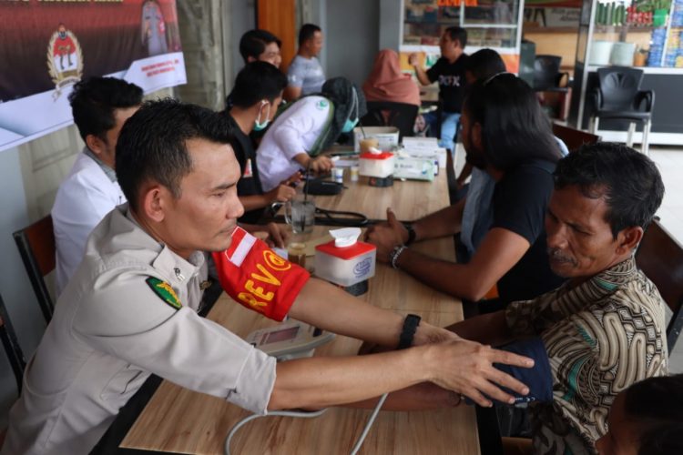 Menyambut HUT Humas Polri ke-71 Tahun 2022, Polres Nagan Raya menggelar pengobatan dan layanan kesehatan gratis kepada masyarakat