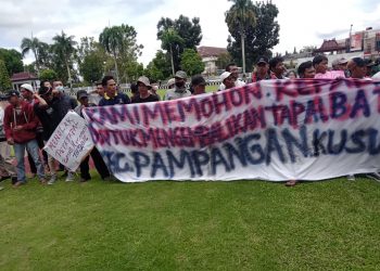 Sekelompok Masyarakat Seruduk Pemkab Ogan Komering Ilir ( OKI ) yang datangnya dari Desa Jungkal Kecamatan Pampangan