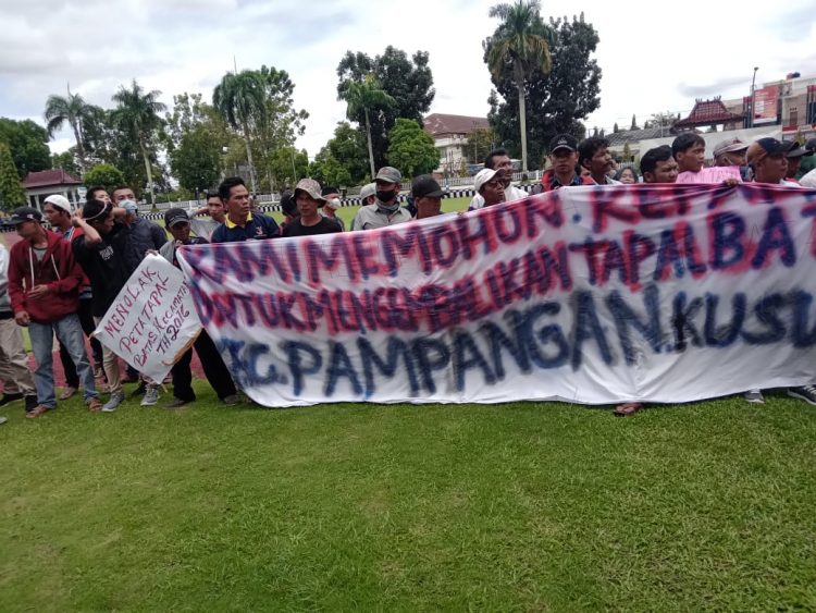 Sekelompok Masyarakat Seruduk Pemkab Ogan Komering Ilir ( OKI ) yang datangnya dari Desa Jungkal Kecamatan Pampangan