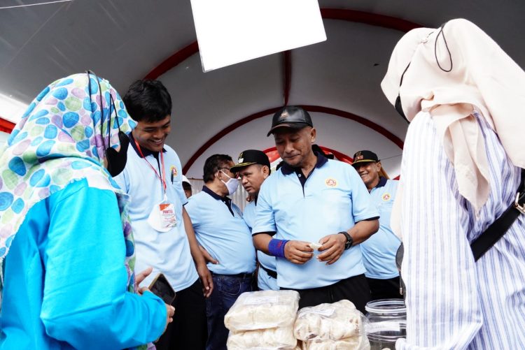 Pj Bupati Pati Henggar Budi Anggoro, Kamis (27/10), berkesempatan untuk menghadiri acara peringatan Hari Sumpah Pemuda yang dilaksanakan oleh Karang Taruna Kecamatan Winong