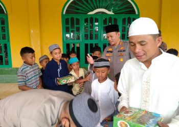 Kapolres Dairi AKBP Wahyudi Rahman, SH, S.I.K, MM bersama personil melaksanakan kegiatan program Jumat curhat guna untuk lebih dekat dengan masyarakat