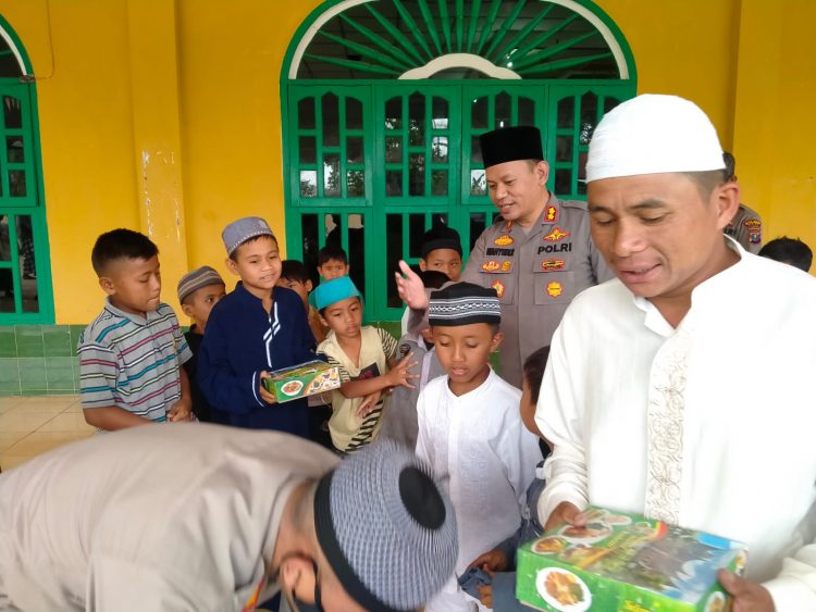 Kapolres Dairi AKBP Wahyudi Rahman, SH, S.I.K, MM bersama personil melaksanakan kegiatan program Jumat curhat guna untuk lebih dekat dengan masyarakat