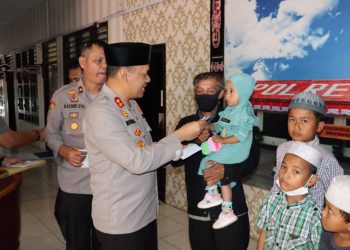 Kapolres Dairi AKBP Wahyudi Rahman, SH, S.I.K, MM bersama personel Si humas polres Dairi lakukan kegiatan bakti sosial