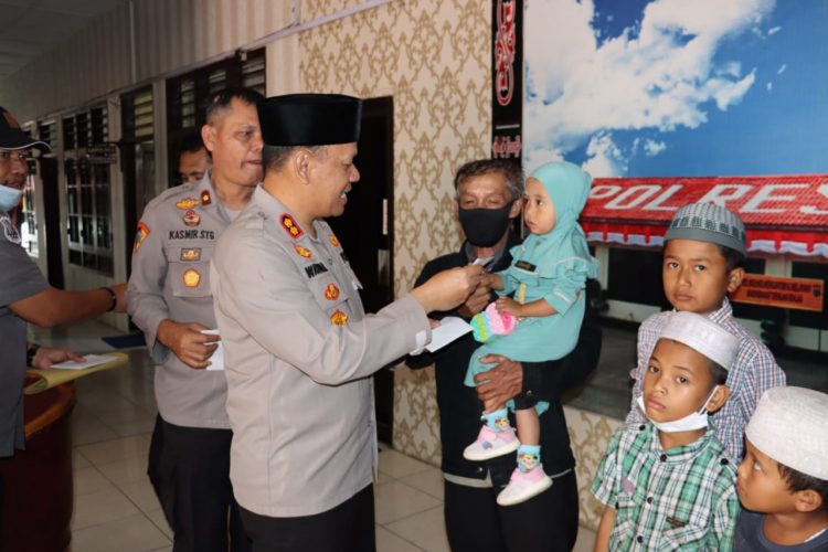 Kapolres Dairi AKBP Wahyudi Rahman, SH, S.I.K, MM bersama personel Si humas polres Dairi lakukan kegiatan bakti sosial