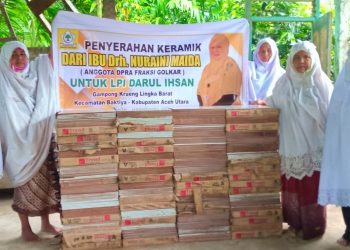 Anggota DPR Aceh Fraksi Partai Golkar Nuraini Maida memyerahkan bantuan keramik kepada Lembaga Pendidikan Islam (LPI) Darul Ihsan Gampong Krueng Lingka Barat