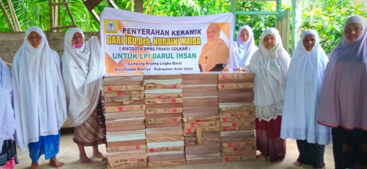 Anggota DPR Aceh Fraksi Partai Golkar Nuraini Maida memyerahkan bantuan keramik kepada Lembaga Pendidikan Islam (LPI) Darul Ihsan Gampong Krueng Lingka Barat