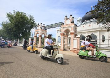 Ratusan scooterist memeriahkan kegiatan Aceh Vespa Festival 2022 yang digelar dari mulai Museum Tsunami hingga Pantai Tebing Lampuuk, Aceh Besar