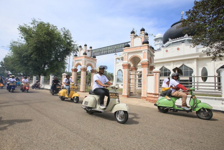Ratusan scooterist memeriahkan kegiatan Aceh Vespa Festival 2022 yang digelar dari mulai Museum Tsunami hingga Pantai Tebing Lampuuk, Aceh Besar