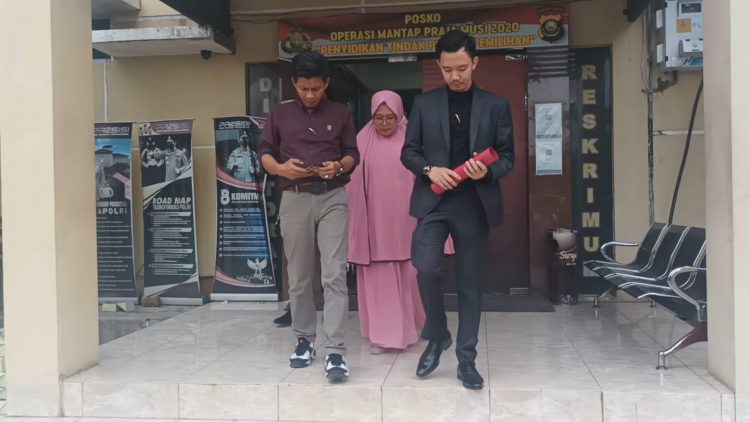 Orang tua santri korban dugaan kekerasan di Pondok Pesantren (Ponpes) Ma’had Izzatuna Kabupaten Banyuasin oleh kakak kelasnya mendatangi Polda Sumsel