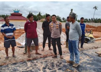 Kapolsek Jebus Kompol Ghalih Widyo Nugroho SH., SIK, bersama anggota dan Bhabinkamtibmas respon cepat ( Quick Respons), meninjau Tambak Udang di Dusun Pala, Desa Teluk Limau