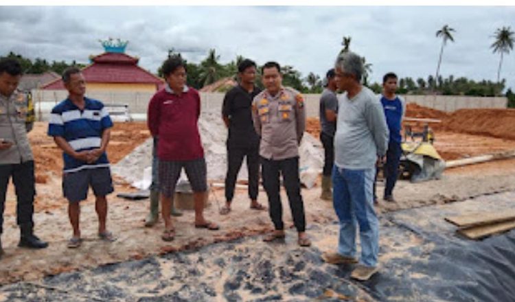Kapolsek Jebus Kompol Ghalih Widyo Nugroho SH., SIK, bersama anggota dan Bhabinkamtibmas respon cepat ( Quick Respons), meninjau Tambak Udang di Dusun Pala, Desa Teluk Limau