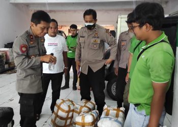 Upaya pengiriman puluhan botol minuman keras (miras) melalui jasa Ekspedisi dapat digagalkan jajaran Polsek Kawalu