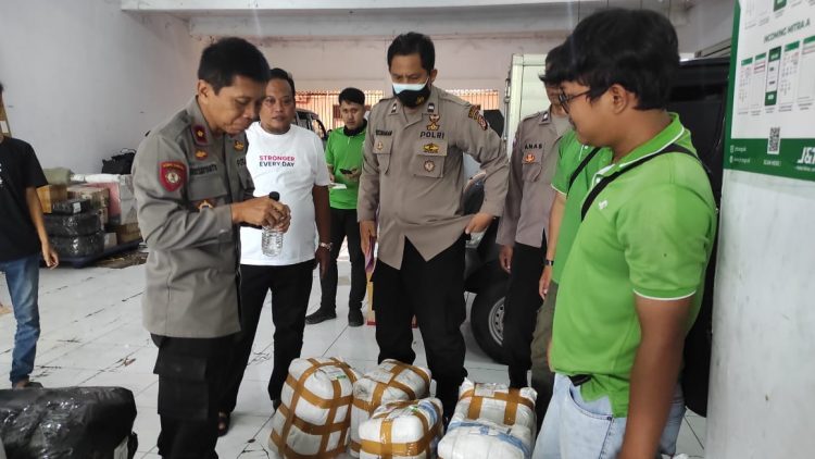 Upaya pengiriman puluhan botol minuman keras (miras) melalui jasa Ekspedisi dapat digagalkan jajaran Polsek Kawalu