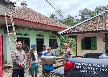 Polsek Tamansari berikan bantuan bahan bangunan untuk membantu renovasi Mushola Al Ikhlas di Kampung Kubang RT 01 RW 07 Kelurahan Mugarsari Kecamatan Tamansari