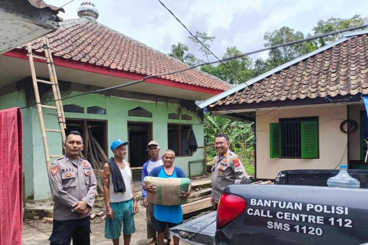 Polsek Tamansari berikan bantuan bahan bangunan untuk membantu renovasi Mushola Al Ikhlas di Kampung Kubang RT 01 RW 07 Kelurahan Mugarsari Kecamatan Tamansari