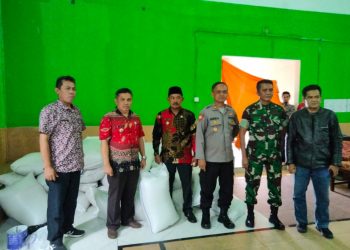 Pembagian bantuan bahan pokok dan  makanan tambahan untuk warga korban banjir di Desa Tanjungsari