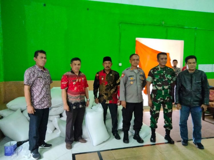 Pembagian bantuan bahan pokok dan  makanan tambahan untuk warga korban banjir di Desa Tanjungsari