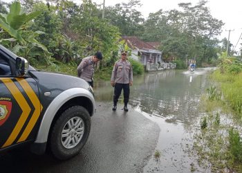 Kapolsek Sukaresik IPTU Asep Saefullah melaksanakan Patroli memantau titik lokasi banjir akibat meluapnya Sungai Citanduy dan Cikidang