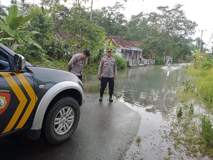 Kapolsek Sukaresik IPTU Asep Saefullah melaksanakan Patroli memantau titik lokasi banjir akibat meluapnya Sungai Citanduy dan Cikidang