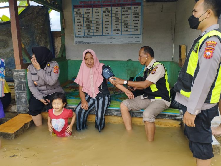 Tim Kedokteran dan Kesehatan Polres Tasikmalaya Kota melaksanakan kegiatan pengobatan gratis dan trauma healing untuk warga korban banjir di Kecamatan Sukaresik