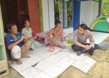 Bhabinkamtibmas Desa Madiasari BRIPKA Dede dan Staf Desa Madiasari memberikan bantuan sembako kepada warga yang terkena musibah rumahnya roboh di Dusun Cikanyere Desa Madiasari