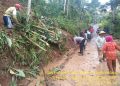Bhabinkamtibmas Desa Citamba AIPDA Wawan gotong royong bersama warga bersihkan longsoran tanah yang menimbun akses jalan warga di Kampung Citamba