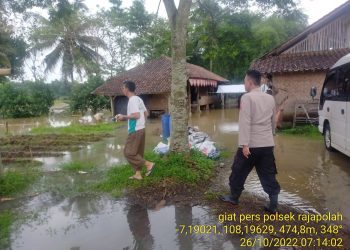 Bhabinkamtibmas Desa Cibahayu BRIPKA Maksun mendampingi Kepala Desa Cibahayu datangi lokasi longsor di beberapa Kepunduhan wilayah Desa Cibahayu