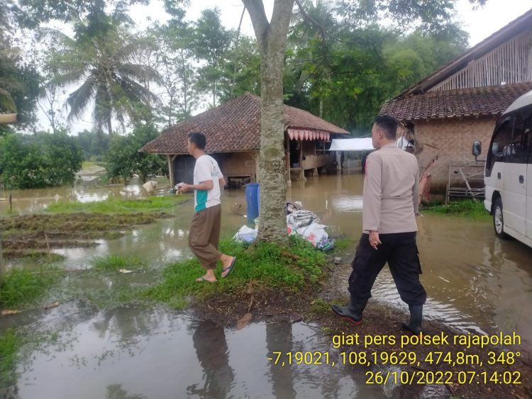 Bhabinkamtibmas Desa Cibahayu BRIPKA Maksun mendampingi Kepala Desa Cibahayu datangi lokasi longsor di beberapa Kepunduhan wilayah Desa Cibahayu