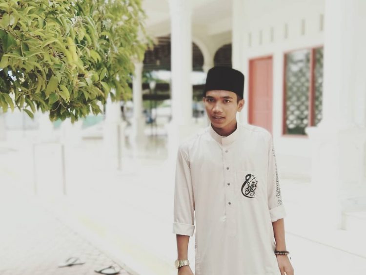 Andi Fazil (Maha Santri Dayah Darul Munawwarah Kuta Krueng)