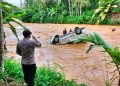 Satu unit mobil terseret arus sungai Krueng Tuan di Desa Alue Dua, Kecamatan Nisam Antara, Aceh Utara