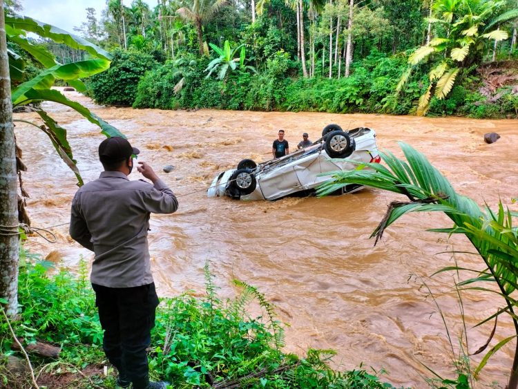 Satu unit mobil terseret arus sungai Krueng Tuan di Desa Alue Dua, Kecamatan Nisam Antara, Aceh Utara