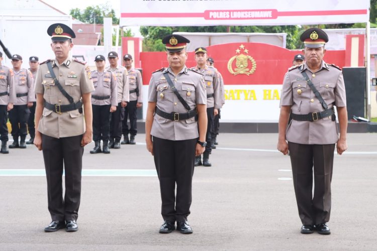 Kapolres Lhokseumawe AKBP Henki Ismanto, S.I.K memimpin upacara sertijab dan pengambilan sumpah jabatan Kapolsek Blang Mangat dan Kapolsek Samudera
