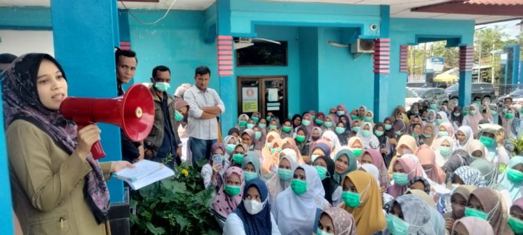 Ratusan Tenaga Harian Lepas (THL) RSUD-SIM Kabupaten Nagan Raya melakukan aksi demo