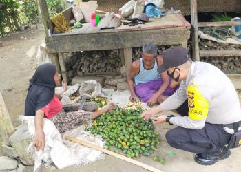 Bhabinkamtibmas Polsek Paya Bakong, melakukan giat patroli rutin dalam hal antisipasi Harkamtibmas serta temu ramah dengan masyarakat
