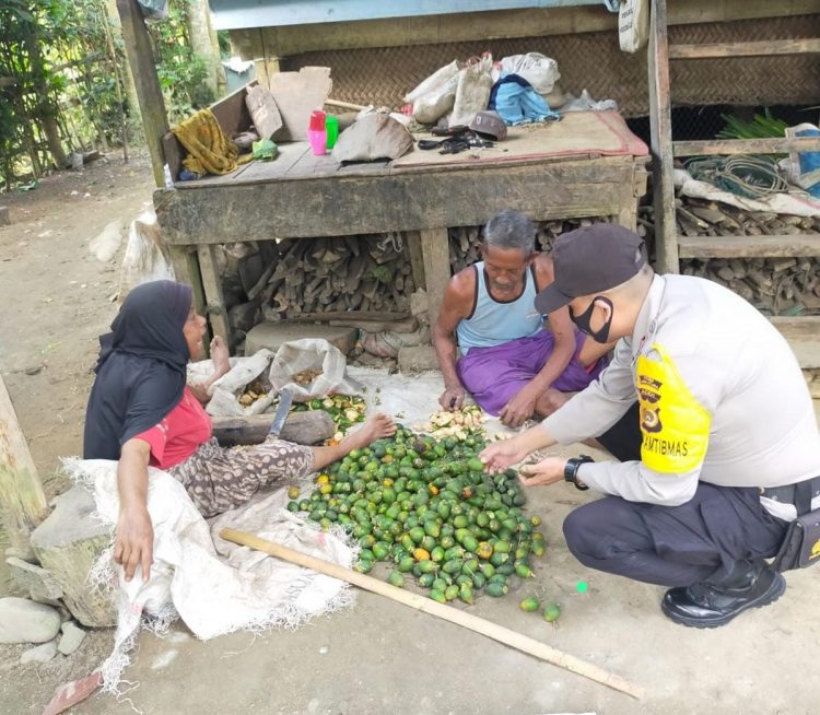 Bhabinkamtibmas Polsek Paya Bakong, melakukan giat patroli rutin dalam hal antisipasi Harkamtibmas serta temu ramah dengan masyarakat