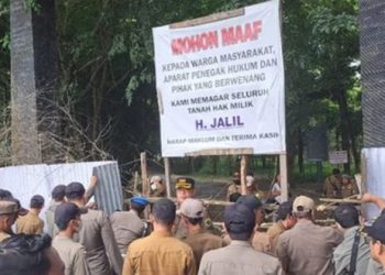 Pagar seng yang berdiri menutup akses menuju SMKN 3 Kayuagung dan perumahan Jalan Seriang Kuning Kelurahan Kedaton, dibongkar paksa oleh tim penertiban gabungan Satpol PP