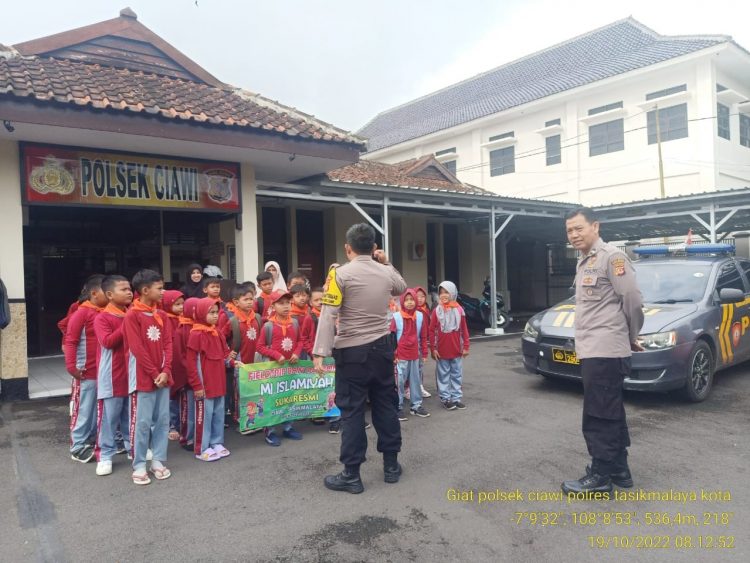 Kunjungan dari siswa Madrasah Ibtidaiyah (MI) Sukaresmi  Pakemitan Kidul di Mapolsek Ciawi