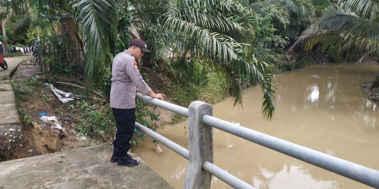 Personel Polsek Nisam memantau sejumlah gampong pasca banjir di Kecamatan Nisam