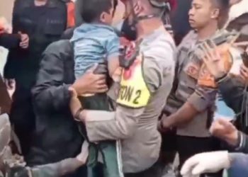 Proses evakuasi anak berumur 5 tahun yang terjebak dalam reruntuhan bangunan akibat gempa cianjur