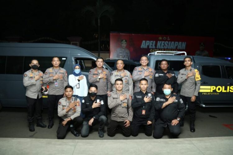 Divisi Humas Polri mengerahkan anggotanya untuk ikut membantu proses evakuasi dan penanganan gempa bumi yang terjadi di Cianjur
