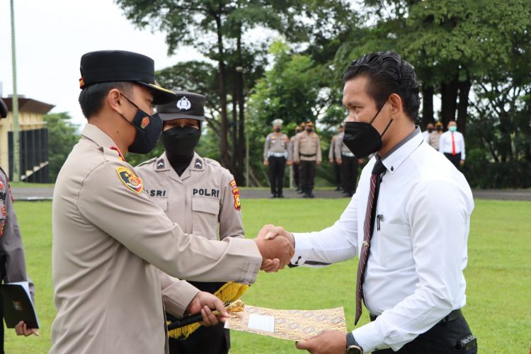Kapolres Kuansing beri penghargaan atau Reward Kepada 25 personel Polres Kuansing jajarannya, yang berhasil ungkap secara cepat kasus pembunuhan berencana