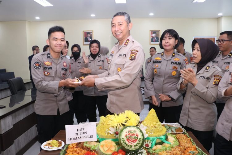 Bidhumas Polda Sumsel menggelar syukuran dalam rangka memperingati ulang tahun Humas Polri yang ke-71